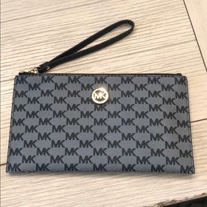 New Michael Kors Wristlet🌟
